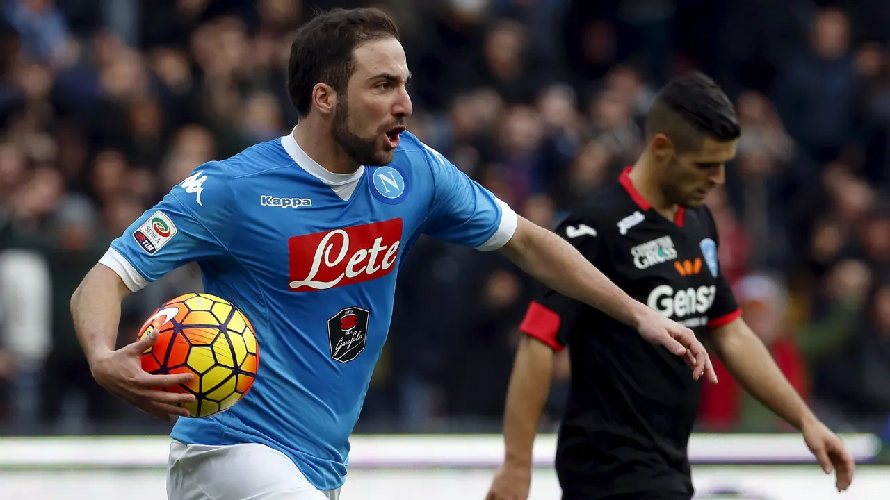Gonzalo Higuain mencetak gol ke gawang Empoli