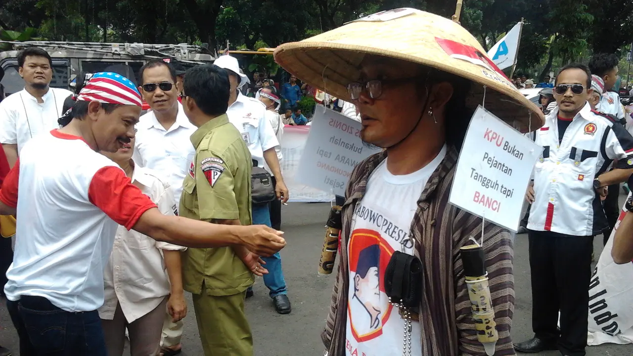 Sebut KPU Banci, Pendukung Prabowo-Hatta Ini Pakai Hiasan Kondom