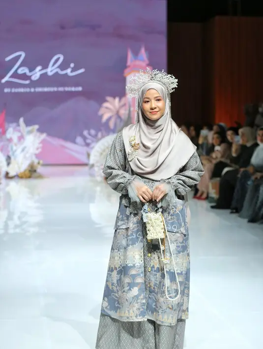 Padanan gamis warna hijau sage dengan hijab satin seperti Natasha Rizki beri kesan anggun. [Foto: Fimela/Adrian Utama P].