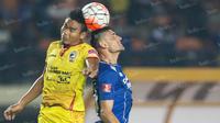 Striker Persib, Juan Belencoso, duel udara dengan bek Sriwijaya FC, Fachrudin Wahyudi, pada laga Torabika Soccer Championship 2016 di Stadion Si Jalak Harupat, Bandung, Sabtu (30/4/2016). (Bola.com/Vitalis Yogi Trisna)