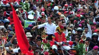 Melihat antusias rakyat yang menyambutnya, Jokowi hanya tersenyum dan melambaikan tangan, Jakarta, Senin (20/10/2014) (Liputan6.com/Johan Tallo)
