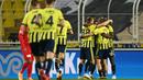 Selebrasi pemain Fenerbahce saat melawan Kaysersispor dalam lanjutan Turkish Super League di Istanbul, Senin (25/1/2021). (Foto: AFP/Ozan Kose)