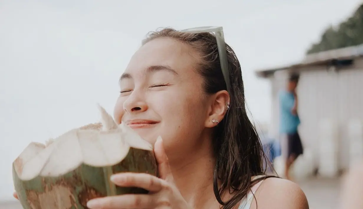 <p>Caitlin kala di pantai, ia mengenakan kacamata sebagai ganti bandana [Instagram/caitlinhalderman]</p>