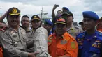 Petugas menunjukkan tabung gas yang diduga milik pesawat AirAsia QZ8501 di Pelabuhan Kumai, Pangkalan Bun, Kalteng, Kamis (1/1/2015). (Liputan6.com/Herman Zakharia)
