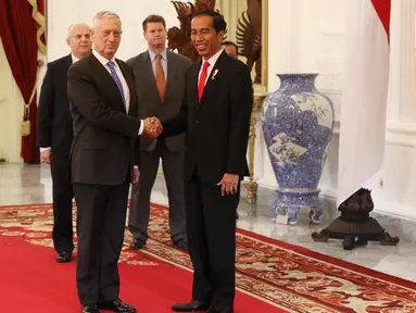 Presiden Jokowi (kanan) berjabat tangan dengan Menteri Pertahanan (Menhan) Amerika Serikat (AS) James Mattis (kiri) di Istana Merdeka, Jakarta, Selasa (23/1).  (Liputan6.com/Angga Yuniar)