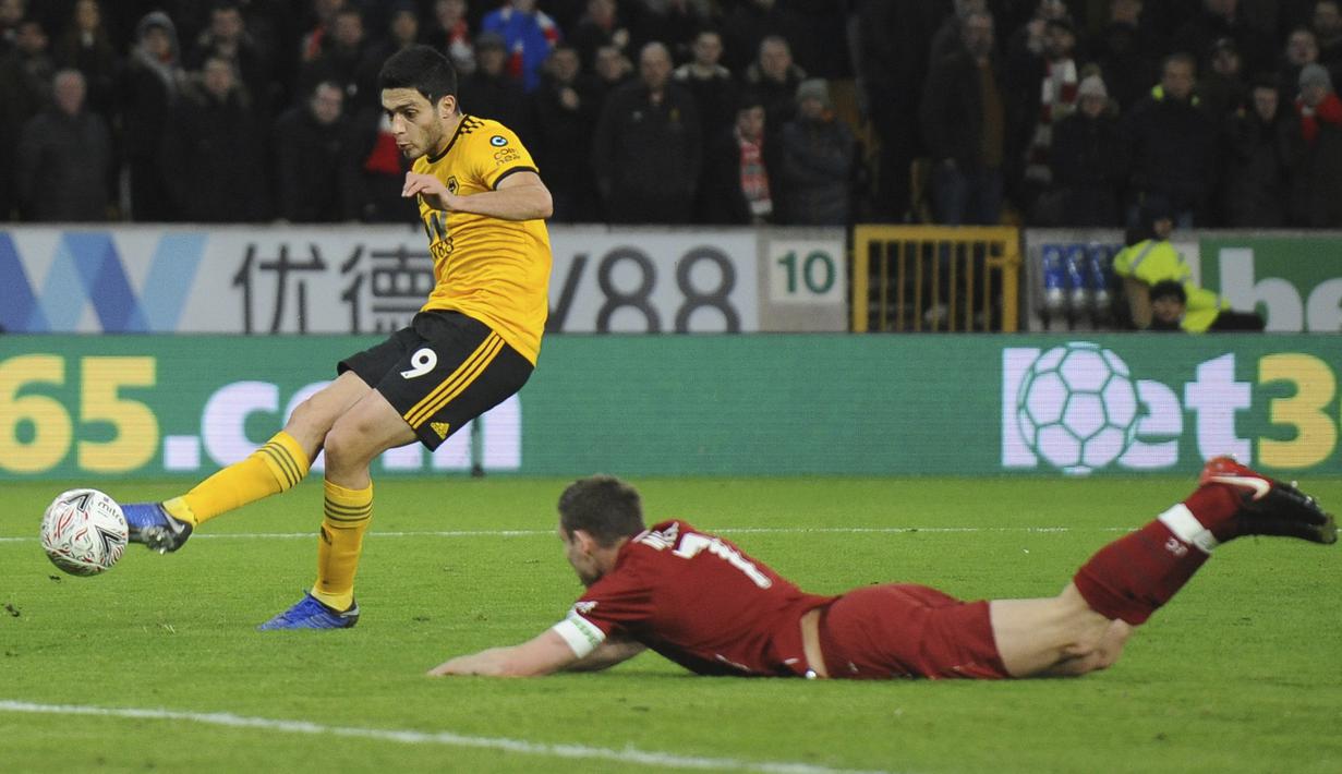Pemain Wolverhampton Wanderers, Raul Jimenez, mencetak gol ke gawang Liverpool pada laga Piala FA di Stadion Molineux, Senin (7/1). Liverpool takluk 1-2 dari Wolverhampton Wanderers. (AP/Rui Vieira)