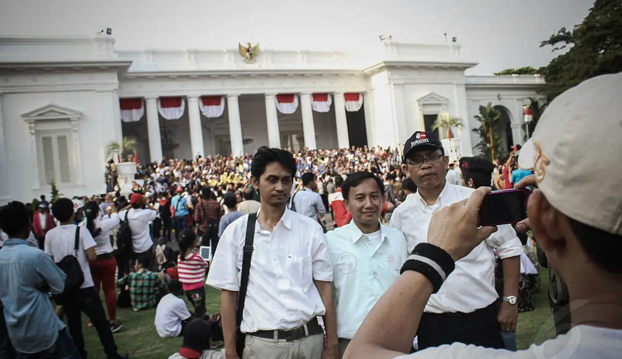Mendapat kesempatan langka, para warga berfoto diri dengan latar belakang Istana Negara, Jakarta, (20/10/14). (Liputan6.com/Faizal Fanani)