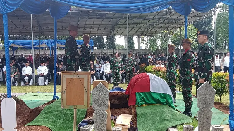 Suasana haru menyelimuti keluarga besar Kepala Staf Kepresidenan RI Moeldoko, di pemakaman sang istri, almarhumah Koesni Harningsih, di Taman Makam Pahlawan (TMP) Bahagia, Tangerang Selatan, Minggu siang (12/3/2023).