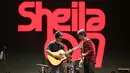 Grup band legendaris asal Yogyakarta, Sheila On 7 saat tampil pada hari kedua gelaran KapanLagi Buka Bareng (KLBB) Festival 2026 di Stadion Madya, Kompleks Gelora Bung Karno, Senayan, Jakarta, Minggu 1 Maret 2026. (Fimela.com/Adrian Putra)