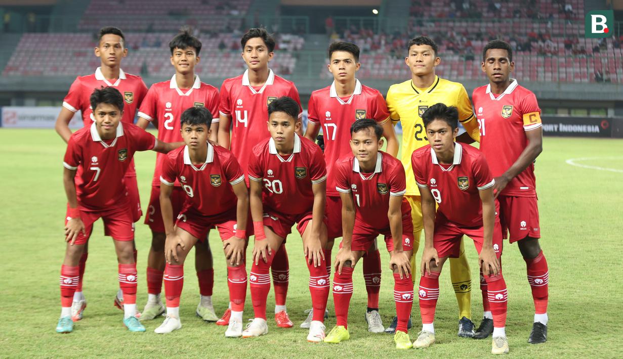 <p>Pose dari pemain Timnas Indonesia U-17&nbsp;sebelum pertandingan uji coba melawan Timnas Korea Selatan U-17 yang berlangsung di Stadion Patriot Candrabhaga, Bekasi, Rabu (30/8/2023). (Bola.com/Abdul Aziz)</p>