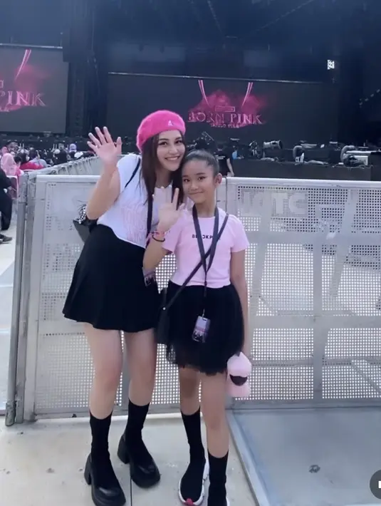 Bersama Bilqis, Ayu Ting Ting kompak mengenakan mini skirt hitam dipadukan atasan putih. (@ayutingting92)