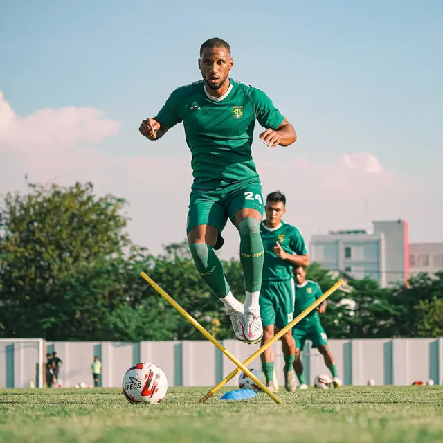 6 Potret Alie Sesay Latihan Bersama Persebaya, Bek Asing Tangguh