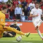 Spanyol kembali menambah gol pada menit ke-76. Memanfaatkan umpan jauh, Ferran Torres yang berdiri di sisi kanan lapangan menusuk ke kotak penalti dan memperdaya kiper Kroasia, Dominik Livakovic. (Foto: AP/Pool/Jonathan Nackstrand)