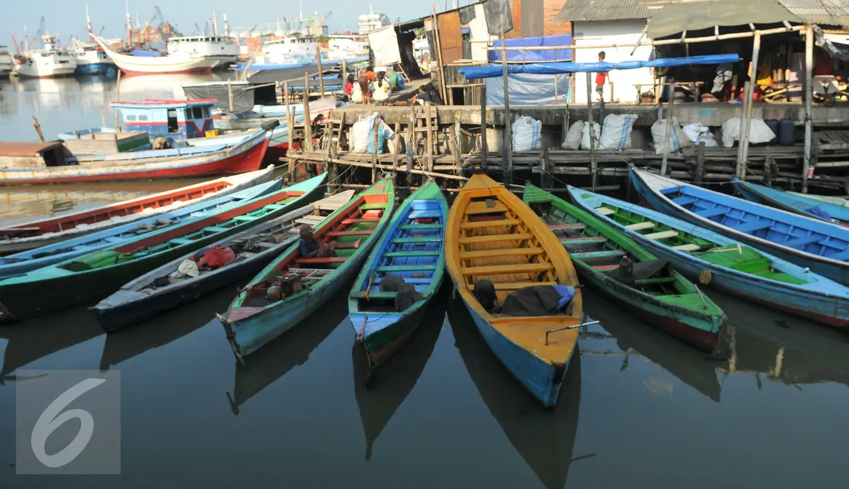 Sejumlah sampan terparkir di Kampung Aquarium, Jakarta Utara, Senin (28/3). Warga mengaku resah terkait rencana Pemprov DKI Jakarta yang akan melakukan penertiban di kawasan Luar Batang, Penjaringan, Jakarta Utara. (Liputan6.com/Gempur M Surya)