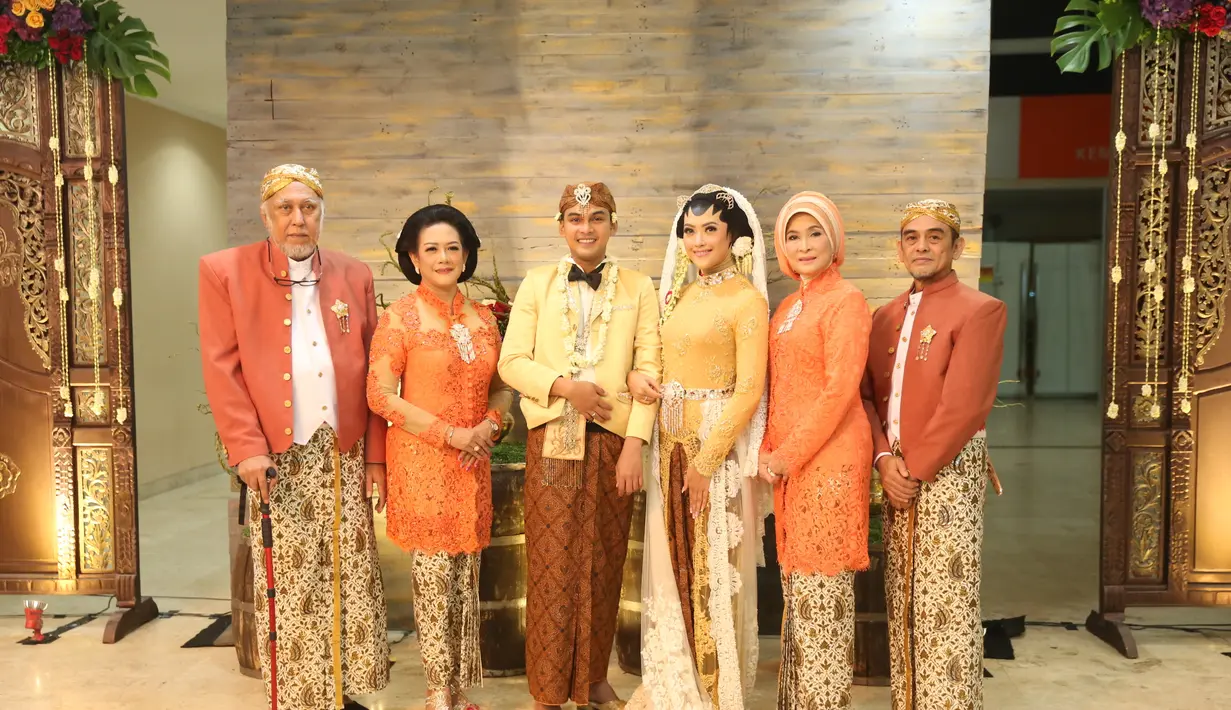 Acara kemudian dilanjutkan ijab kabul. "Saya terima nikah dan kawinnya, Adhitya Putri binti Soeprapto dengan maskawin tersebut dibayar tunai," ucap Ridwan Ghani. (Nurwahyunan/Bintang.com)