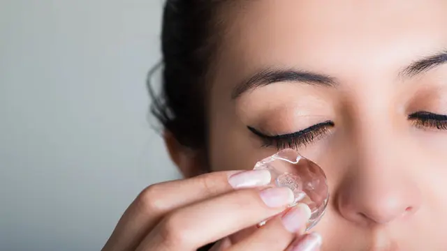 Kompres dengan Air Dingin/Es Batu