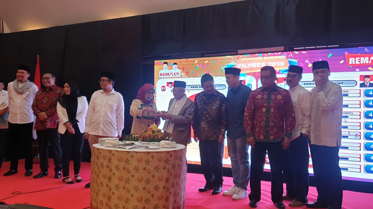 Cawapres Ma'ruf Amin menghadiri acara syukuran yang diselenggarakan oleh Relawan Milenial Jokowi-Ma'ruf Amin (Remaja) di kawasan Thamrin, Jakarta Selatan. (Liputan6.com/Nanda Perdana Putra)