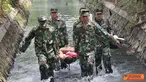 Citizen6, Kelapa Gading: Personel Diskes Kolinlamil, Koarmabar, dan Lantamal III melaksanakan praktek penanggulangan korban banjir di Jalan Pulau Bintan dan Galang, Kompleks TNI AL Kelapa Gading Jakarta Utara, Rabu (7/11/2012). (Pengirim: Dispenkolinlamil