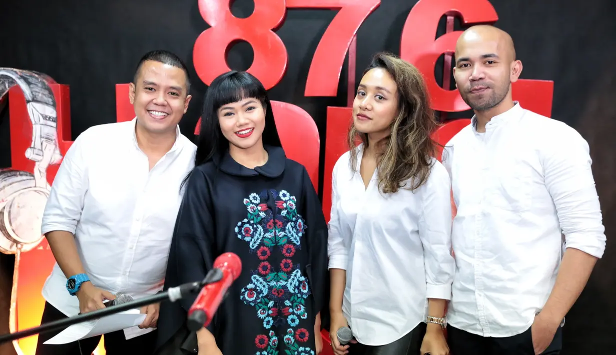 "Jadi kalau sekarang nggak sulit. Disela kesibukan aku sebagai musisi yang mandiri banget, tapi satu sisi sebagai wanita harus mikirin nanti gimana, kayak harus pintar masak blablabla," ujar Yura Yunita. (Adrian Putra/Bintang.com)