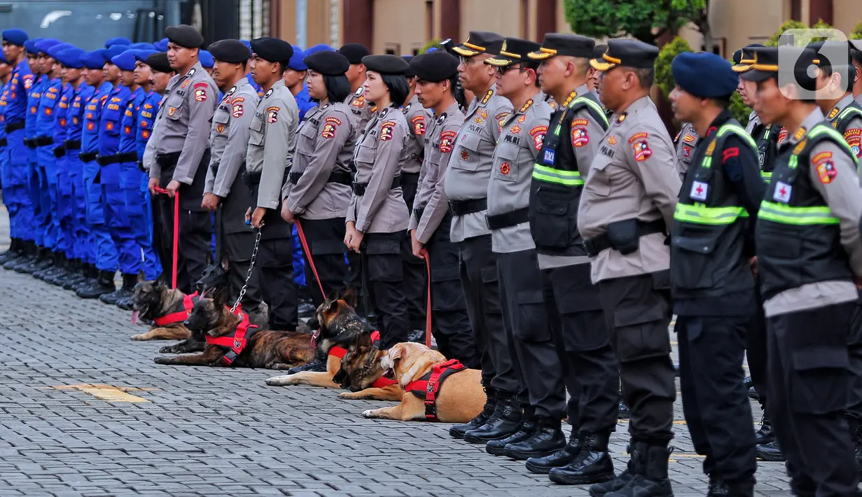 Team Polri untuk misi kemanusiaan internasional di Turki dan Suriah saat apel pelepasan di Mabes Polri Jakarta, Kamis (9/2/2023). Polri mengirimkan bantuan sebanyak 26 orang personel untuk misi kemanusiaan internasional gempa Turki dan Suriah, dengan tiga unsur yakni tim medis, DVI, dan K9. (Liputan6.com/Angga Yuniar)