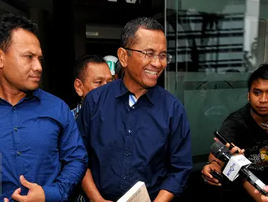 Dahlan Iskan memenuhi panggilan penyidik pidana khusus Kejaksaan Agung, Jakarta, Rabu (17/6/2015). Dahlan diperiksa sebagai saksi kasus dugaan korupsi pengadaan 16 mobil listrik di 3 perusahaan milik BUMN senilai Rp32 miliar. (Liputan6.com/Yoppy Renato)