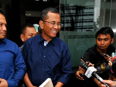 Dahlan Iskan memenuhi panggilan penyidik pidana khusus Kejaksaan Agung, Jakarta, Rabu (17/6/2015). Dahlan diperiksa sebagai saksi kasus dugaan korupsi pengadaan 16 mobil listrik di 3 perusahaan milik BUMN senilai Rp32 miliar. (Liputan6.com/Yoppy Renato)