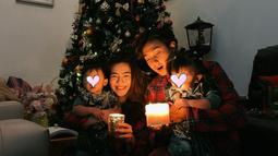 Rayakan Natal bersama dari pacaran hingga menikah, Felicya Angelista dan Caesar Hito makin harmonis. Tahun 2023 menjadi tahun keduanya bagi Baby Zefanya anak kedua Feli dan Hito rayakan Natal. Pasalnya bayi menggemaskan itu lahir pada 20 Desember 2022 dan kini genap 1 tahun. Saat perayaan Natal, Feli dan Hito selaras dengan piyama kotak-kotak merah, sementara buah hatinya juga pakai baju warna abu-abu senada. (Liputan6.com/IG/@felicyangelista_)