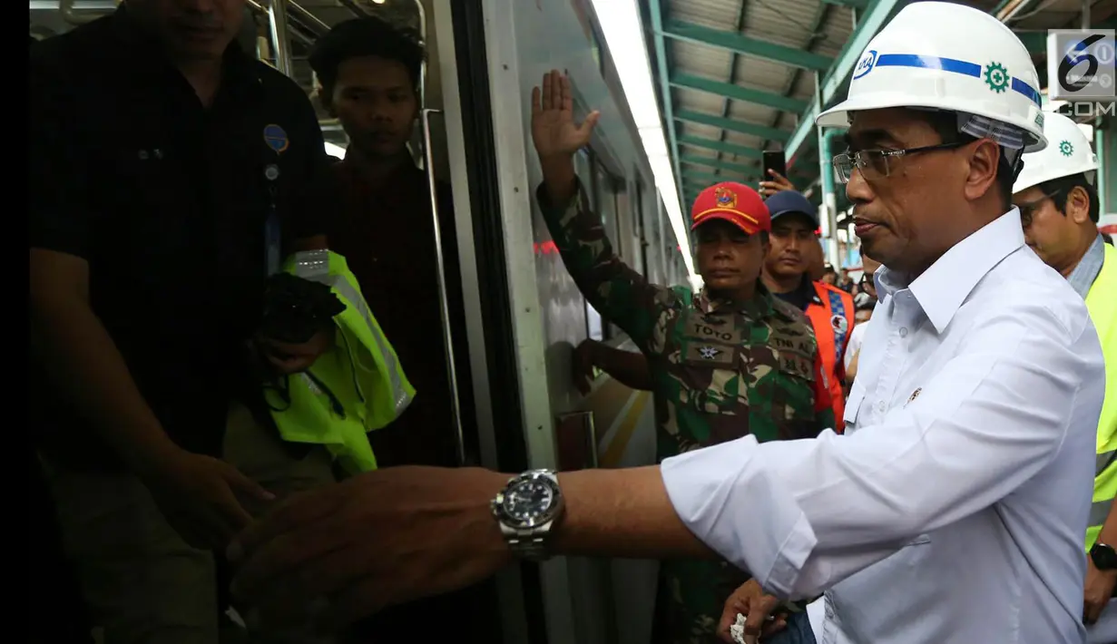 Menteri Perhubungan (Menhub) Budi Karya Sumadi melakukan kunjungan ke Stasiun Manggarai, Jakarta, Sabtu (16/2). Dalam kunjungannya, Menhub Budi melihat progres revitalisasi Stasiun Manggarai. Merdeka.com/Imam Buhori)
