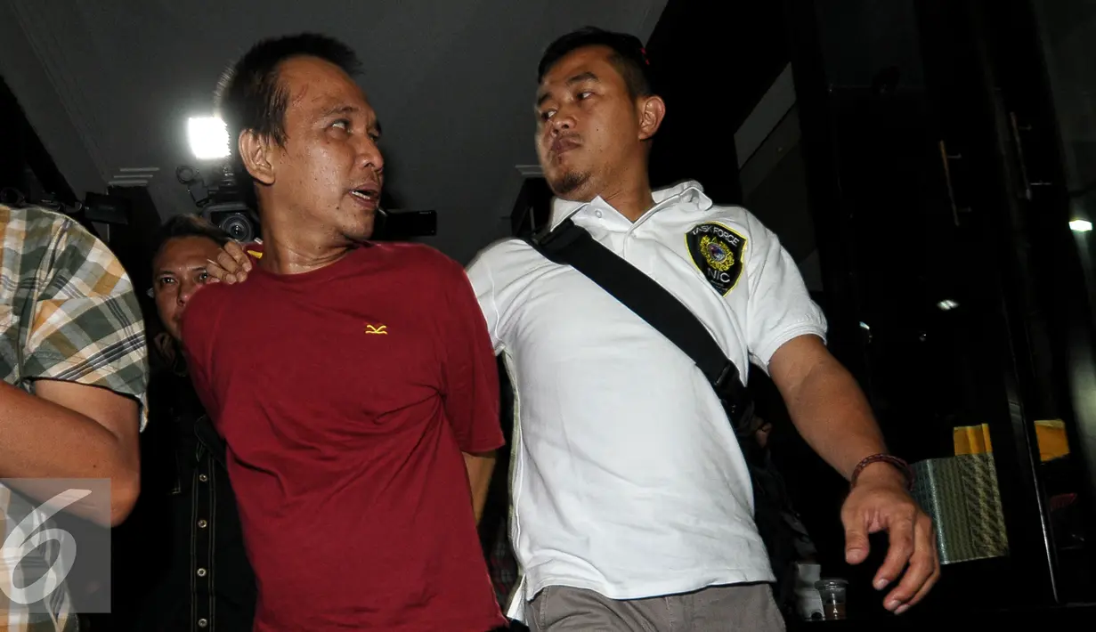 Polisi menjemput tersangka S dari lapas Cirebon menuju kantor Tindak Pidana Narkoba Mabes Polri, Cawang, Jakarta, Senin (3/8/2015). S merupakan pemasok narkoba untuk Reza Prawiro yang sebelumnya tertangkap saat pesta narkoba. (Liputan6.com/Yoppy Renato)