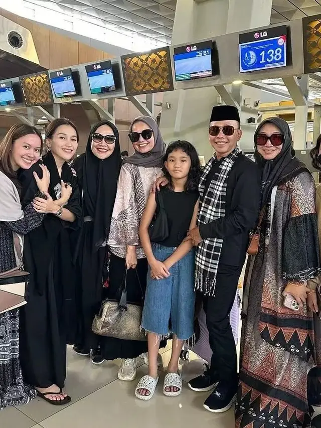 8 Potret Kedekatan Ayu Ting Ting dan Keluarga Calon Suami, Curi Perhatian