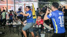 Fans Chelsea yang tergabung ke dalam CISC (Chelsea Indonesia Supporters Club) melakukan selebrasi setelah timnya berhasil menang comeback atas Manchester United saat Roaring Night Liga Inggris yang berlangsung di Clay Coffee, Jatinegara, Jakarta Timur, Jumat (05/04/2024) dini hari WIB. (Bola.com/Bagaskara Lazuardi)