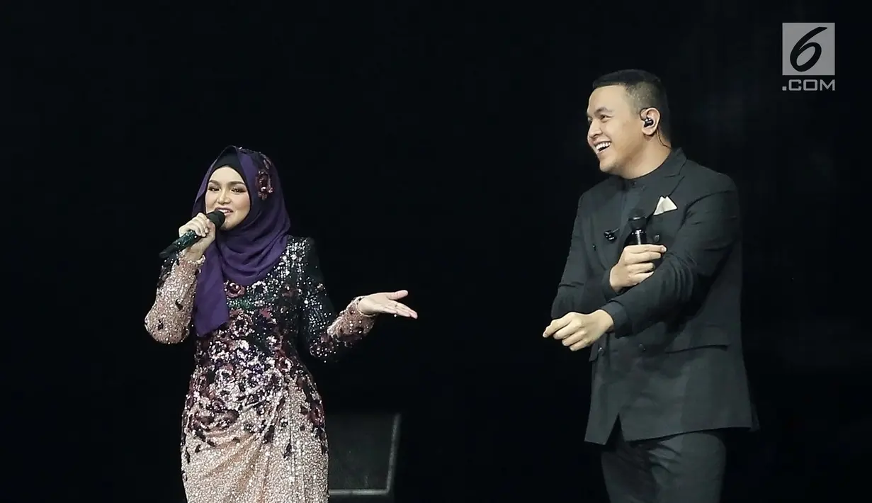Penyanyi Siti Nurhaliza (kiri) berduet dengan Tulus dalam konser 'Dato Sri Siti Nurhaliza on Tour' di Istora Senayan, Jakarta, Kamis (21/2). Siti berharap bisa membuat album dengan Tulus. (Fimela.com/Bambang E Ros)