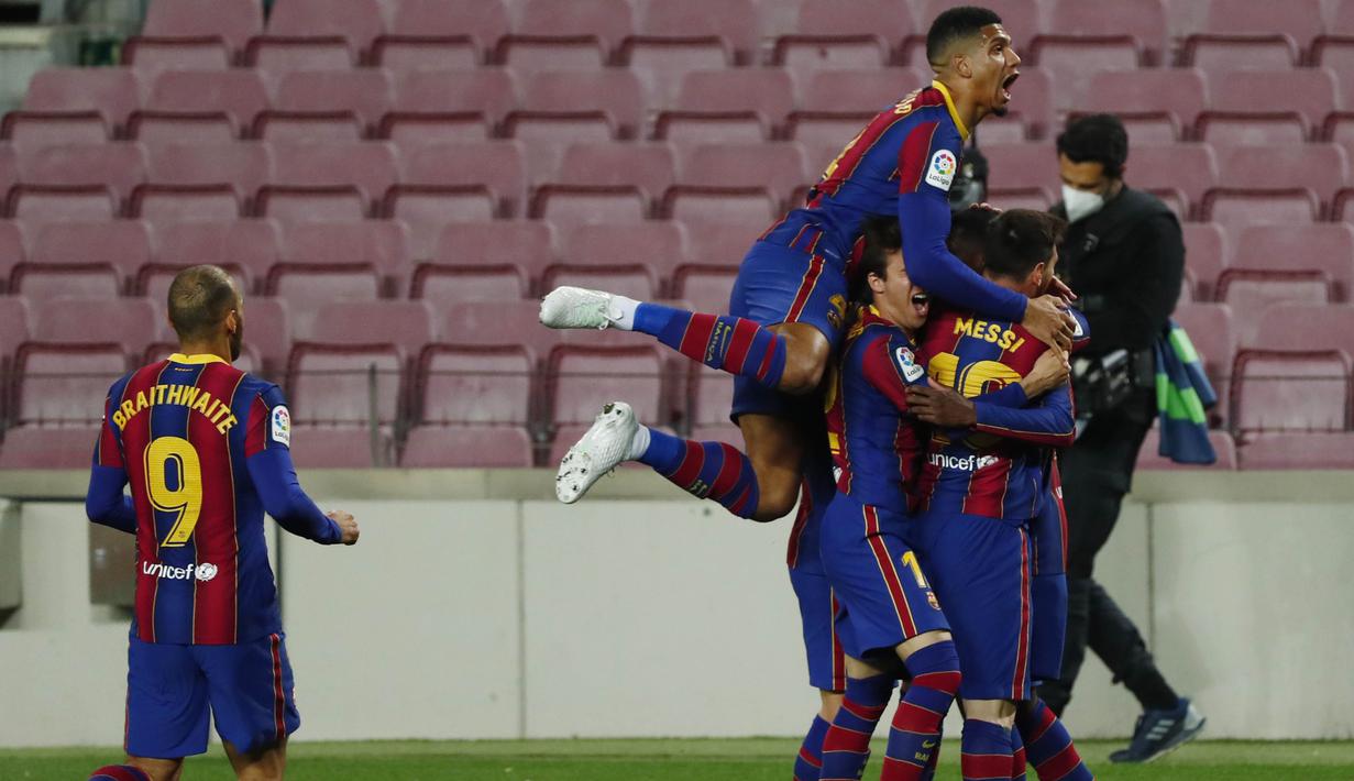 Para pemain Barcelona merayakan gol yang dicetak oleh Ousmane Dembele ke gawang Real Valladolid pada laga Liga Spanyol di Stadion Camp Nou, Selasa (6/4/2021). Barcelona menang dengan skor 1-0. (AP Photo/Joan Monfort)