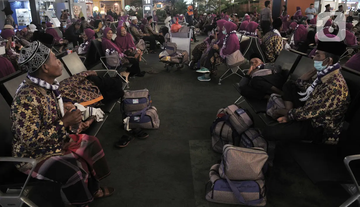 Calon Jemaah umrah menunggu kepastian di Terminal 3 Bandara Soekarno Hatta, Tangerang, Kamis (27/2/2020). Calon jemaah umrah telantar di Terminal 3 Soetta setelah pemerintah Arab Saudi menangguhkan seluruh kunjungan ke negara itu untuk mencegah penularaan virus corona. (merdeka.com/Iqbal Nugroho)