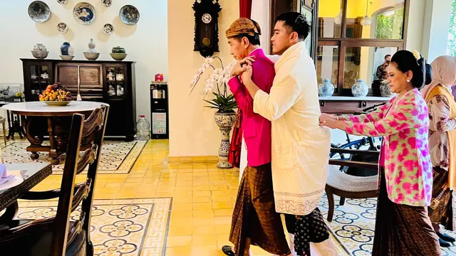 Jokowi saat menggendong putra bungsunya Kaesang Pangarep, dalam rangkaian prosesi siraman jelang pernikahan