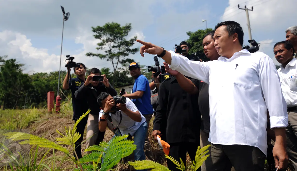 Menpora Imam Nahrawi saat meninjau lokasi Pusat Pendidikan, Pelatihan dan Sekolah Olahraga Nasional di Hambalang, Bogor, Selasa (15/3/2016). Menpora akan mengkaji kemungkinan kelanjutan pembangunan P3SON. (Liputan6.com/Helmi Fithriansyah)