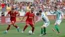 Gol tunggal Dominik Szoboszlai tercipta berkat kerjasama apik dengan Mohamed Salah. Kombinasi keduanya berhasil membobol gawang Betis dan memberikan keunggulan bagi Liverpool hingga laga usai. (AFP/Kamil Krzaczynski)