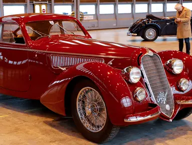 Mobil Alfa Romeo 8C 2900B tahun 1939 dipamerkan di hanggar Orly, Paris, Senin (26/11). Mobil yang akan dilelang pada acara Retromobile, 8 Februari 2019 ditaksir dengan nilai 16-22 miliar Euro atau sekitar 250-350 miliar Rupiah. (Francois Guillot / AFP)