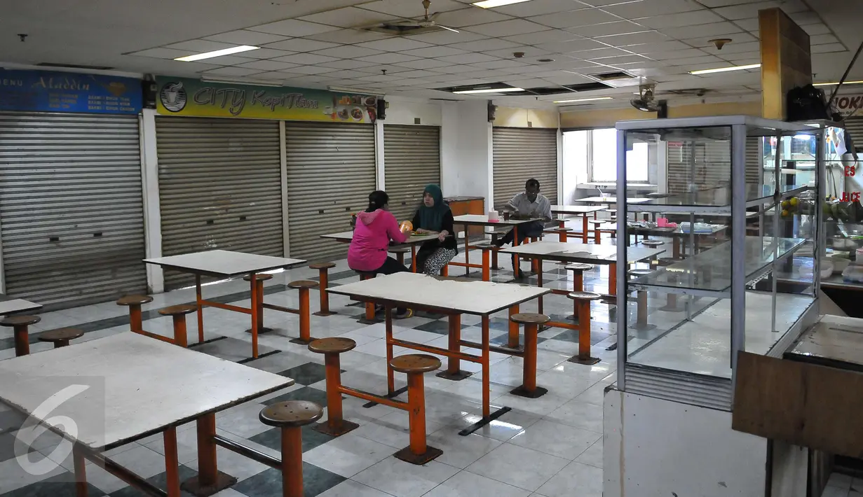 Aktivitas pertokoan di kawasan Pasar Glodok City, Jakarta Barat, Jumat (4/11). Khawatir jadi sasaran anarkisme para pendemo aksi damai, sebagian pedagang di kawasan Glodok memilih libur dan menutup toko. (Liputan6.com/Angga Yuniar)