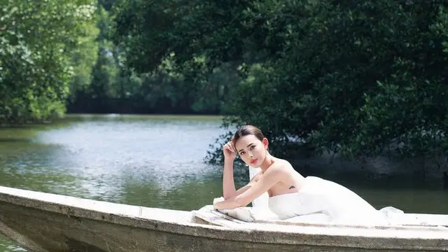 Tampilan Amanda Manopo di Atas Perahu. [@winstongomez]