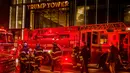 Petugas pemadam kebakaran bekerja di depan Trump Tower di New York, Amerika Serikat, Sabtu (7/4). Korban tewas merupakan pria berusia 67 tahun.  (AP Photo/Andres Kudacki)
