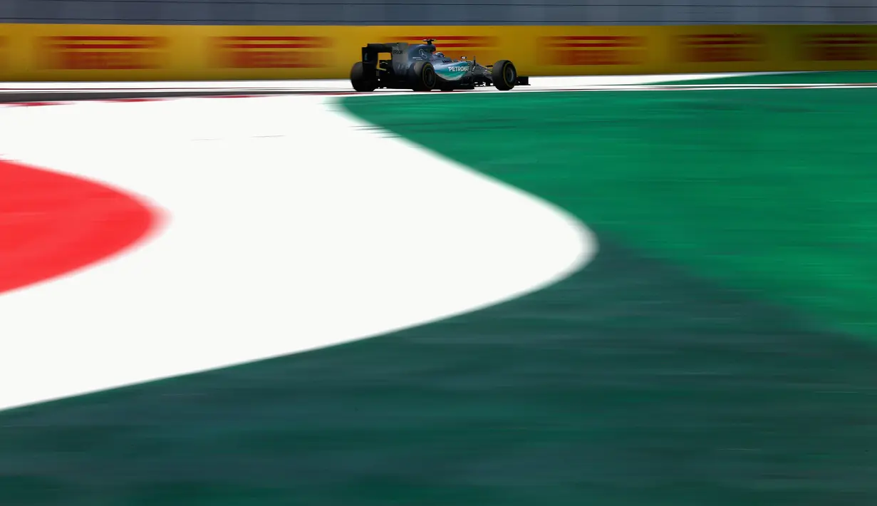 Aksi pebalap Mercedes GP, Nico Rosberg dalam balapan F1 GP Meksiko di Sirkuit Autodromo Hermanos Rodriguez, Senin (2/11/2015) dini hari WIB. (Getty Images/AFP/Clive Mason)