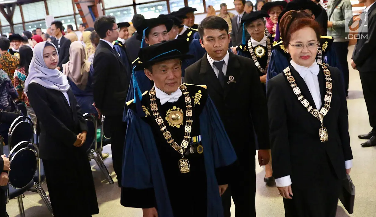 Rektor Institut Teknologi Bandung (ITB) Kadarsah Suryadi (ketiga kiri) bersiap masuk ruang sidang Dies Natalis ke-59 ITB di Aula Barat ITB, Bandung, Jawa Barat, Jumat (2/3). (Liputan6.com/Immanuel Antonius)