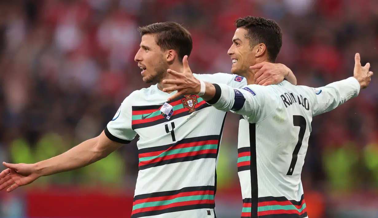 Ruben Dias adalah pemain Timnas Portugal yang bermain di posisi bek. Saat ini dirinya masih berusia 24 tahun dan sudah tampil di perhelatan akbar Euro 2020. (Foto: AFP/)