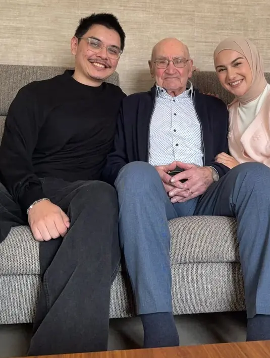 Irish juga berkunjung menemui opa nya yang tampak sehat di usia senja. [@_irishbella_]