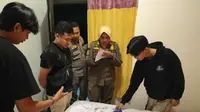 Petugas gabungan menggelar operasi di sejumlah kosan kawasan Kota Bogor, Jawa Barat, Minggu (30/7/2023) dini hari. (Liputan6.com/Achmad Sudarno)