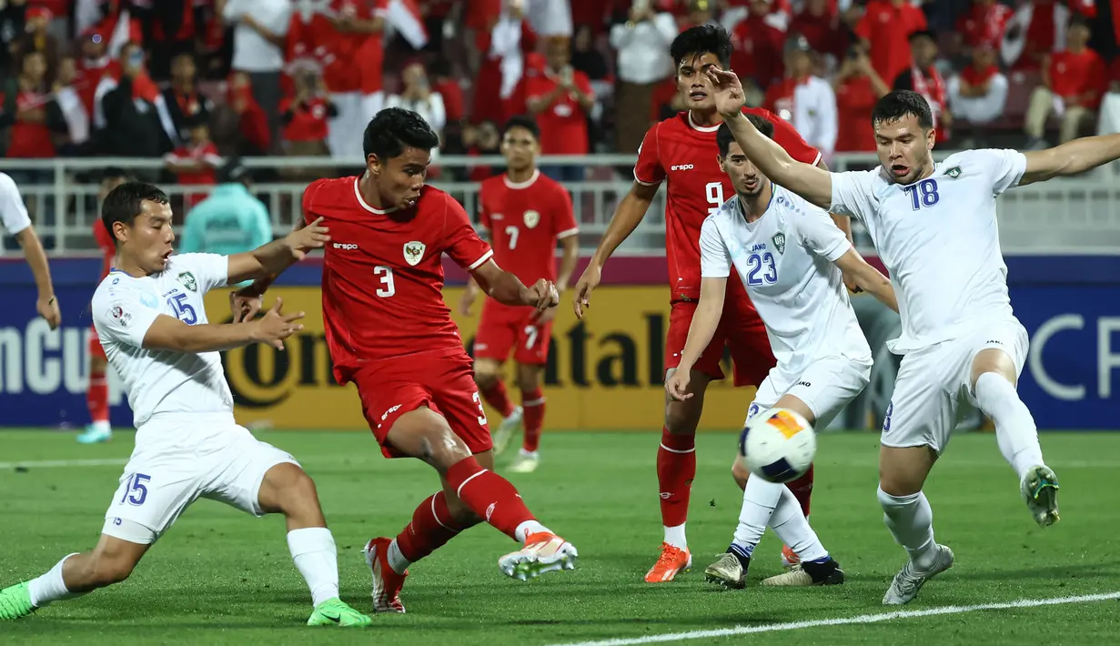 Garuda Muda sempat melesakkan bola ke gawang Uzbekistan melalui sontekan Muhammad Ferarri, sayang gol tersebut dianulir wasit setelah mengecek VAR. (KARIM JAAFAR/AFP)