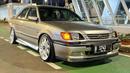 Toyota Soluna menjadi salah satu mobil yang banyak beredar di era 2000an awal. Mobil yang meluncur di Indonesia pada tahun 2000 ini berhasil mengambil pasar compact sedan saat itu. Elemen desain ala 90an masih sangat terasa di Toyota Soluna. Saat ini tipe yang digandrungi adalah model pre-facelift varian 1.5 GLi Automatic karena memberikan kemudahan dan kenyamanan khas transmisi matic serta konsumsi BBM yang irit. (Source: Instagram/@firmansyah_mp)