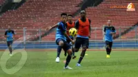 Penyerang Timnas Indonesia Samsul Arif berusaha lolos dari kawalan Victor Igbonefo saat berlatih di Stadion GBK Jakarta (Liputan6.com/ Helmi Fithriansyah)