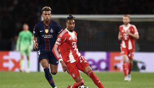 Bintang Bayern Munchen, Michael Olise, menggiring bola melewati pemain PSG pada semifinal leg 1 Liga Champions 2025/2026, Rabu (29/4/2026) dini hari WIB. (FRANCK FIFE / AFP)